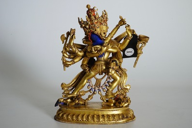 Een Sino-Tibetaanse vergulde bronzen figuur van Chakrasamvara, 17/18e eeuw